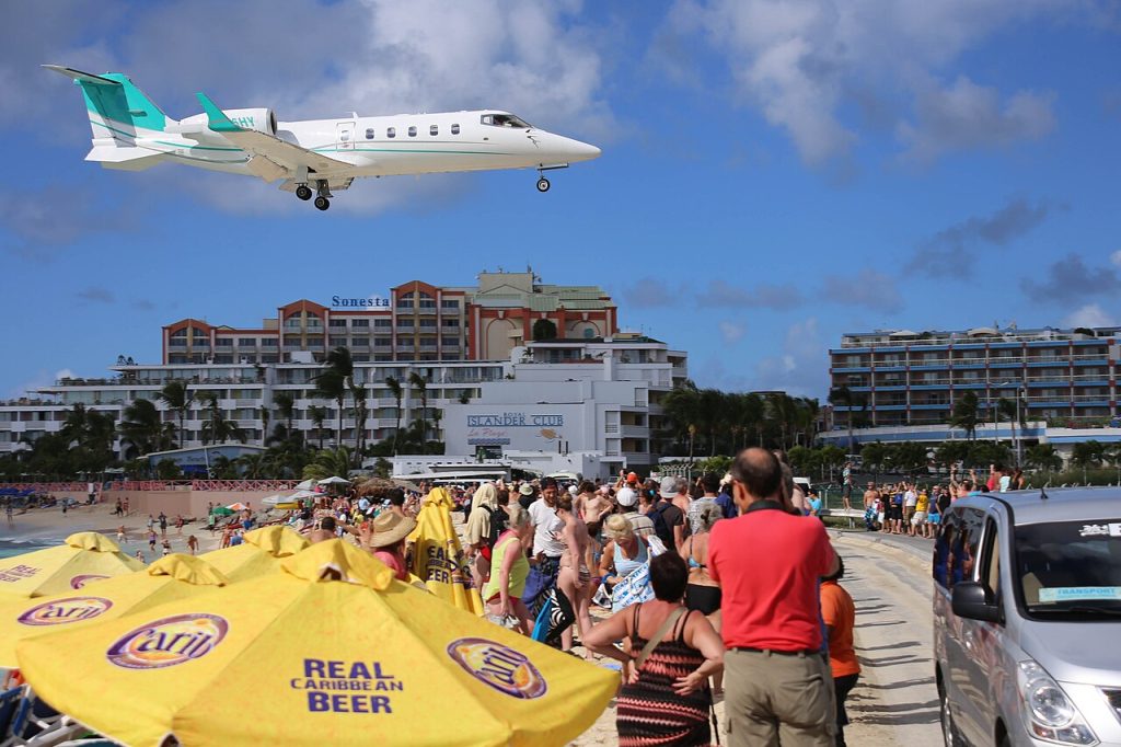 Avión aterrizando sobre Maho Beach en Sint Maarten